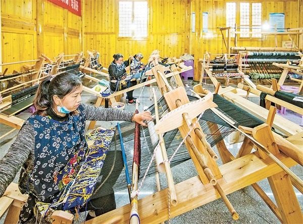 秀山土家族苗族自治縣清溪場鎮(zhèn)大寨村，土家織錦非遺工坊內(nèi)，繡娘正在加緊生產(chǎn)土家織錦。